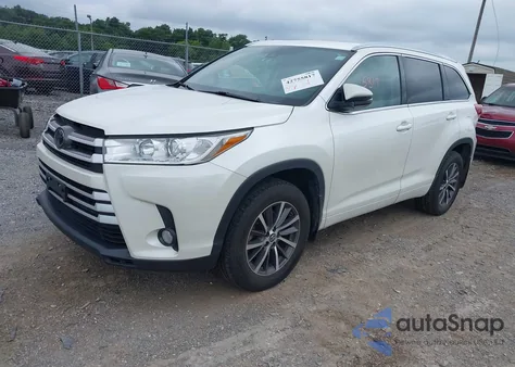 2018 Toyota Highlander Xle z USA, uszkodzony, nr VIN 5TDJZRFH5JS857358